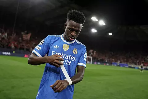 فينيسيوس جونيور.. مستقبل غامض يشعل صراع ثلاثي الدوري الإنجليزي